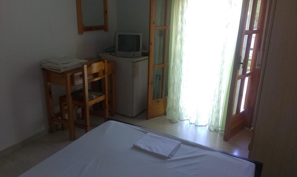Virginia'S Rooms Plataria Chambre photo